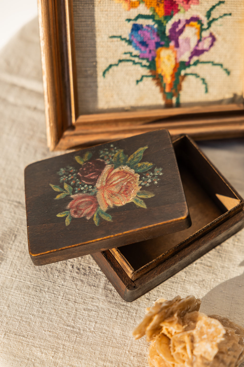 Vintage treboks med malte roser