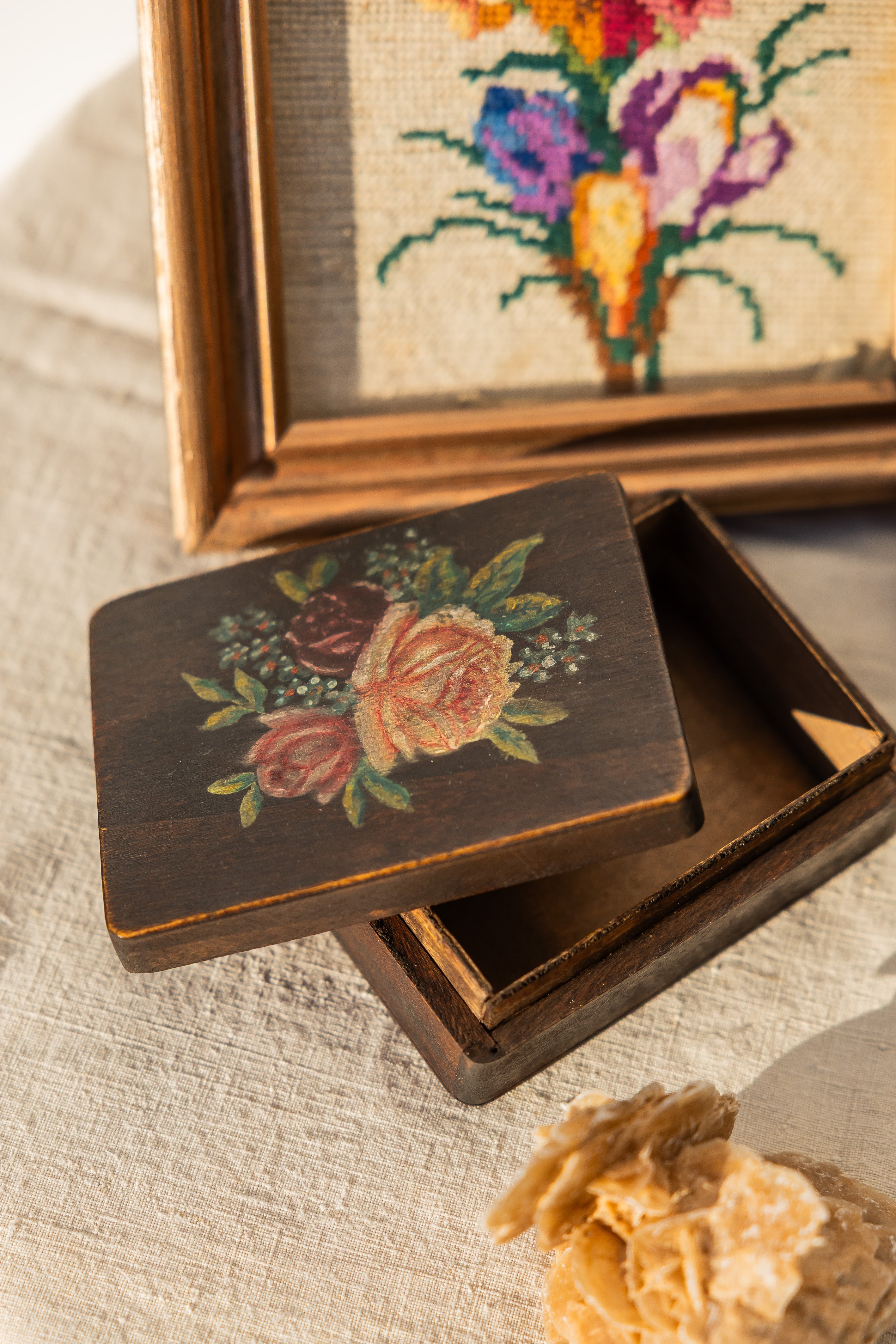 Vintage treboks med malte roser