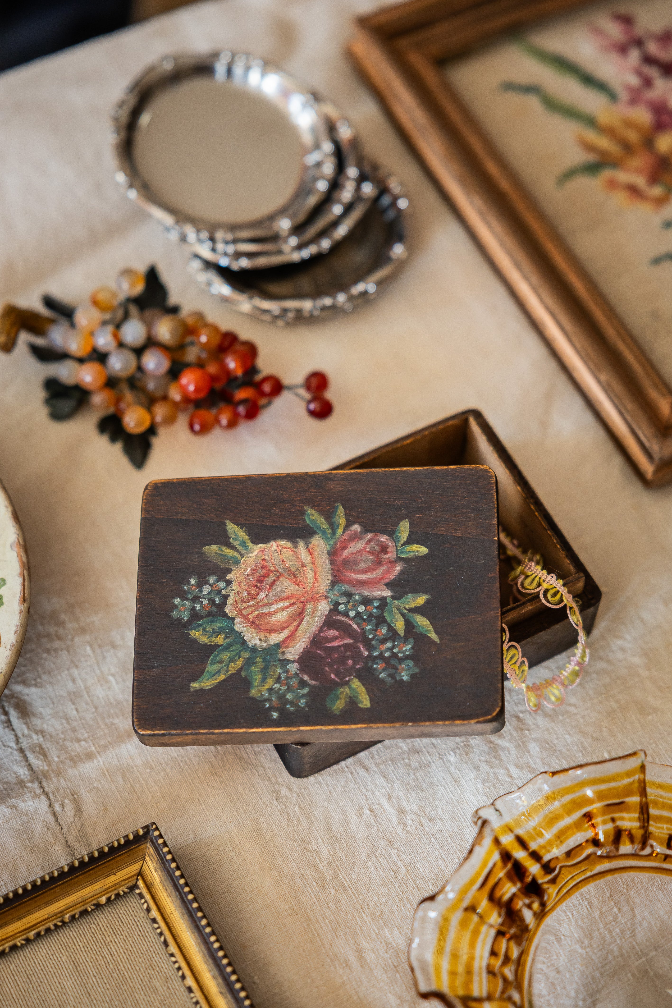 Vintage treboks med malte roser