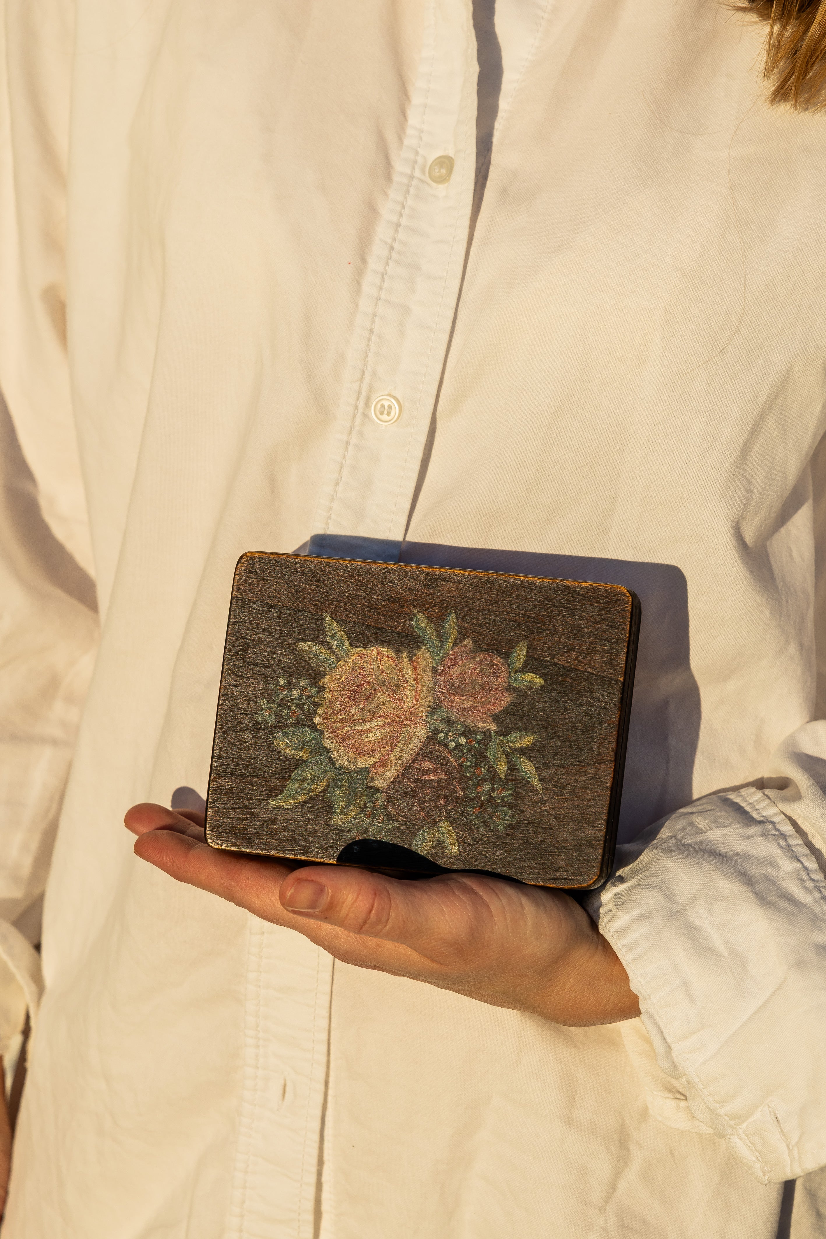 Vintage treboks med malte roser